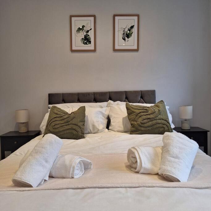 Home At Highgrove - Private Garden & Parking Reading Buitenkant foto
