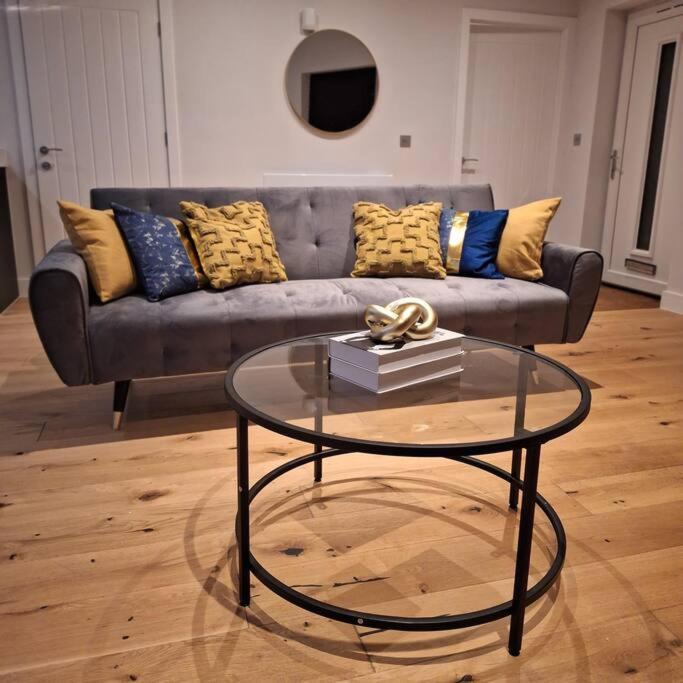 Home At Highgrove - Private Garden & Parking Reading Buitenkant foto