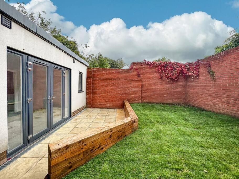 Home At Highgrove - Private Garden & Parking Reading Buitenkant foto
